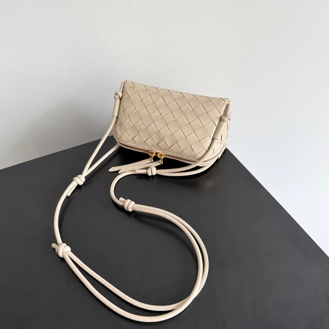 Batch 1260 BV new mini bag ceiling Bottegaveneta new Concert Pouch bag is small and has a large capacity. It can hold a Pro max mobile phone. The shoulder strap is adjustable for cross-body carry. It is very cost-effective when carried on one shoulder. The latest small bag in autumn has a lot of capacity. It can hold 4 short clips. I also tried it and it can hold one of my fists. It is cute, the capacity is touching and the length of the shoulder strap is adjustable for daily commuting. Full score 10 #bv woven bag Style number: 794258 Size: 18.5*11.5*8.5cm